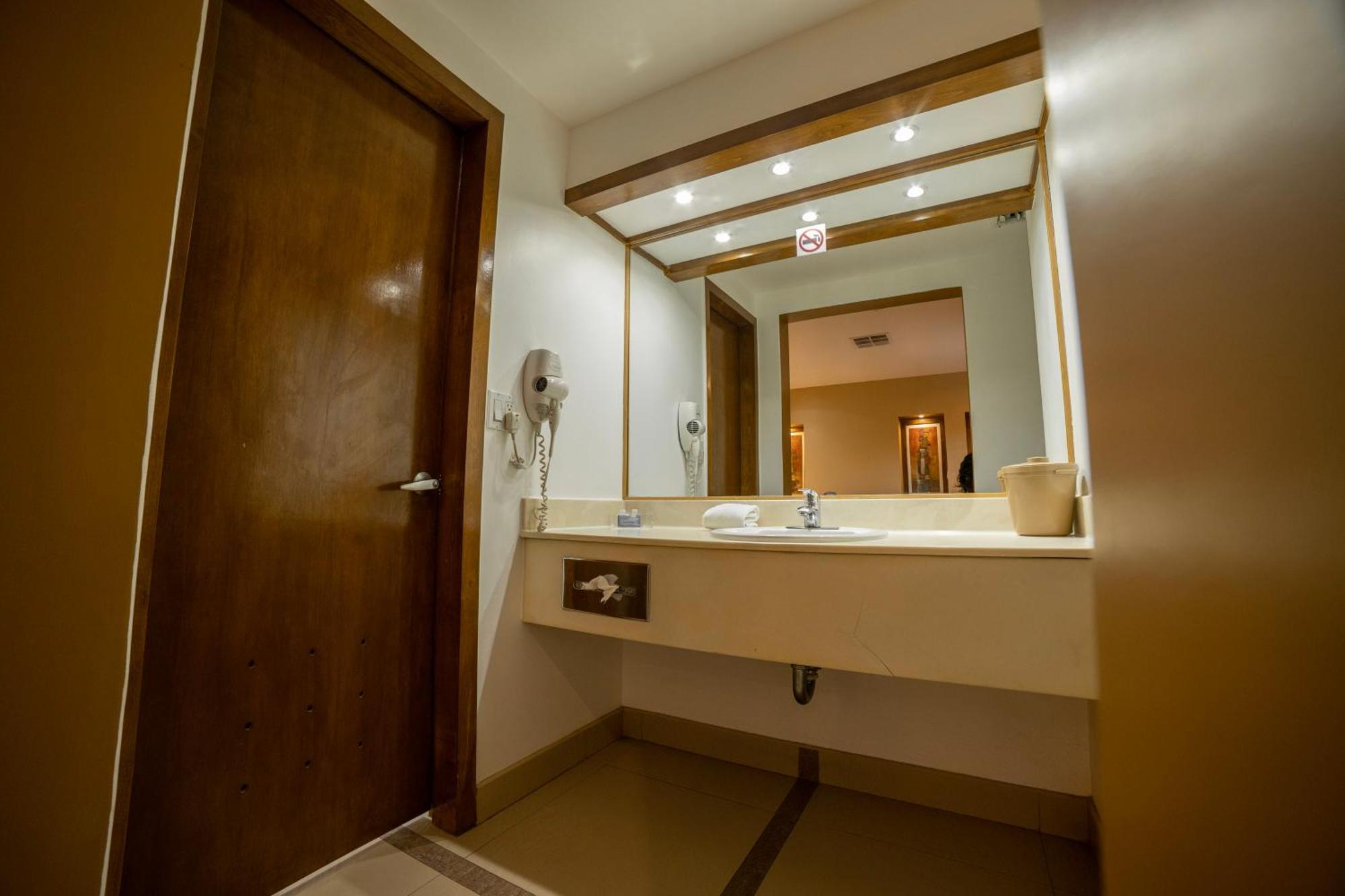 Hotel Colonial Мехикали Екстериор снимка